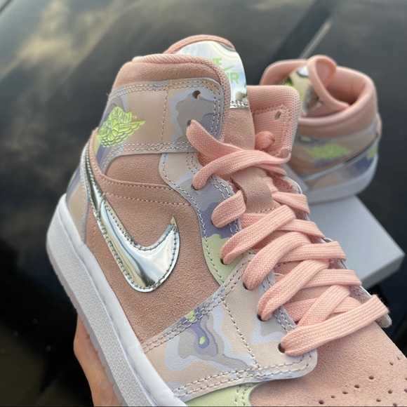 Air Jordan 1 Mid Women's - Picture 3 of 6